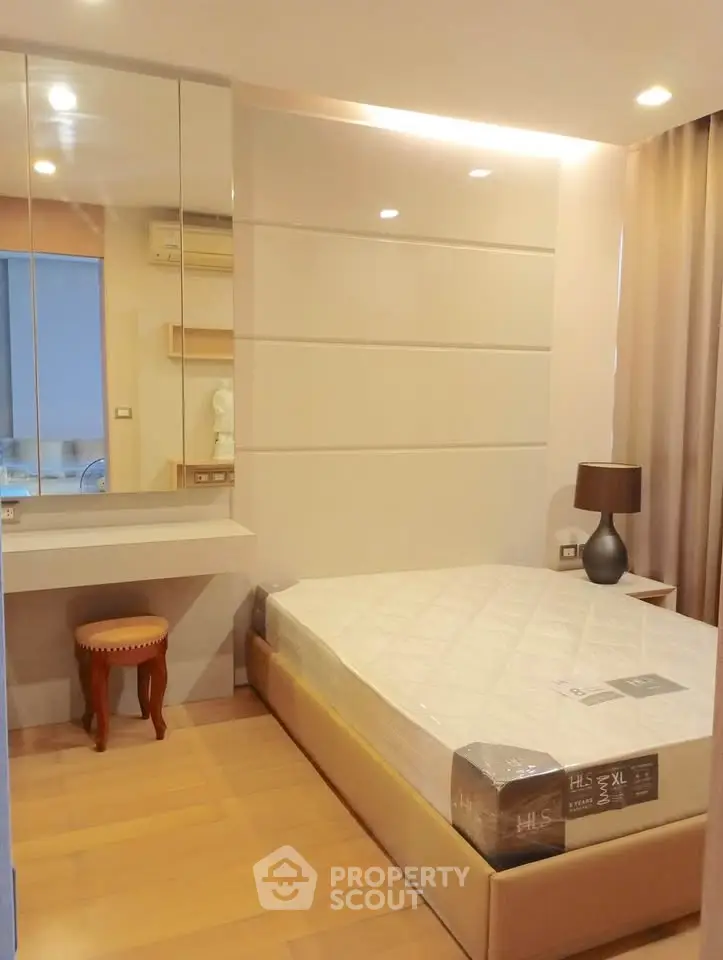 Modern bedroom with stylish decor and cozy ambiance, featuring a comfortable bed and elegant lighting.