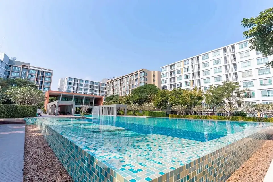 Luxurious condominium with stunning pool and modern architecture