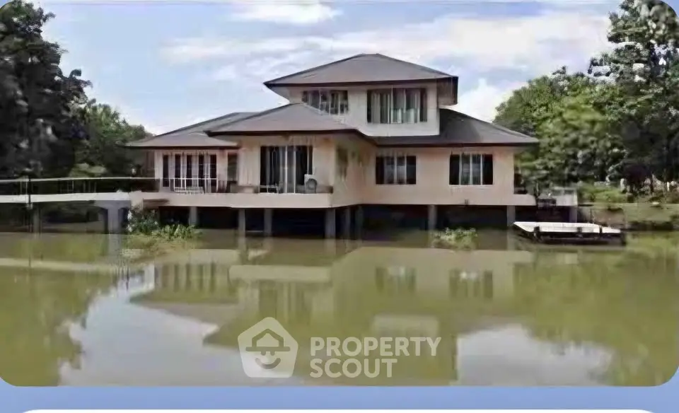 Stunning waterfront property with modern architecture and serene surroundings, perfect for luxury living.