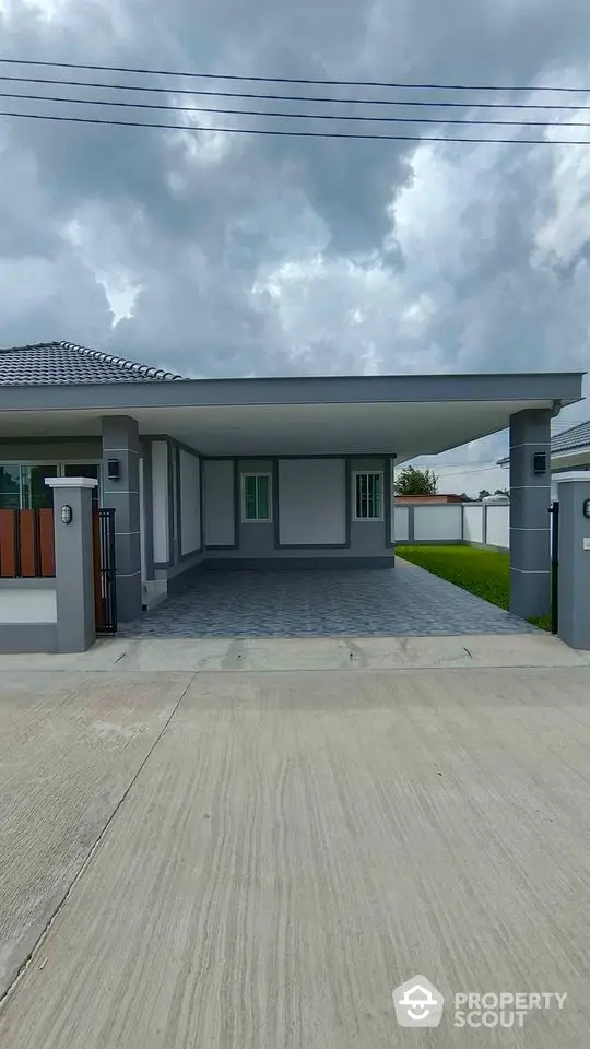 Modern single-story house with spacious driveway and contemporary design