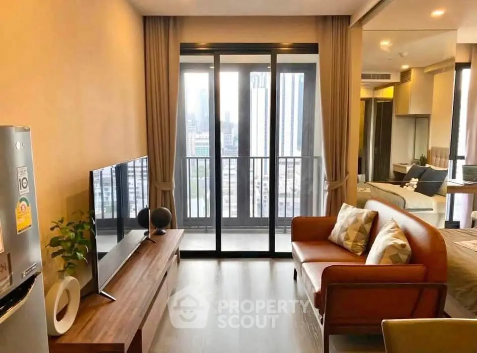 Modern living room with city view, featuring sleek furniture and floor-to-ceiling windows.