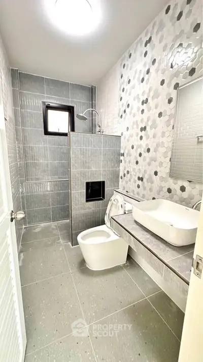 Modern bathroom with stylish tiles and sleek fixtures in a contemporary home.