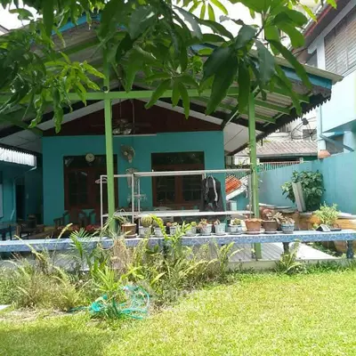 Charming garden view of a cozy home with lush greenery and inviting outdoor space.