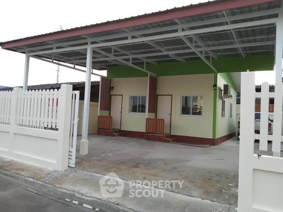 Charming single-story house with covered parking and modern exterior design.