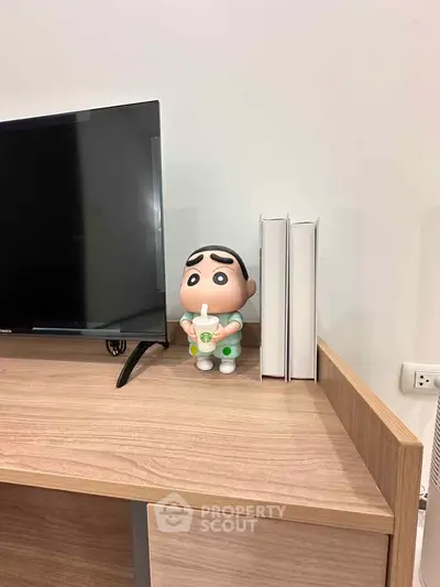 Modern living room with TV and playful decor on wooden shelf