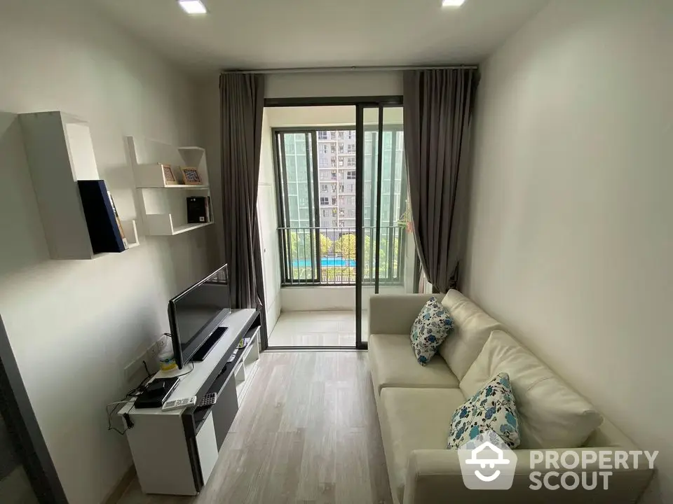 Fully Furnished 1 Bedroom Condo at Ideo Mobi Sukhumvit-1