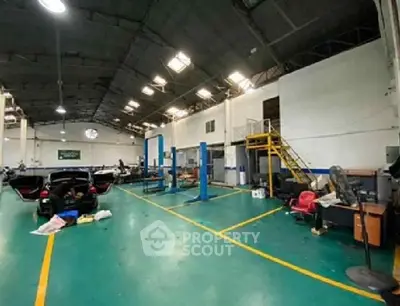 Spacious industrial warehouse with high ceilings and ample workspace