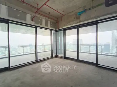 Spacious corner unit with floor-to-ceiling windows and stunning city view.