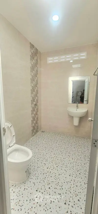 Modern bathroom with stylish tile design and wall-mounted sink