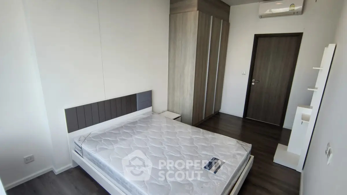 Modern bedroom with sleek design, featuring a comfortable bed and stylish wardrobe.