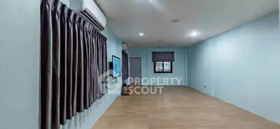 Spacious unfurnished living room with air conditioning and wooden flooring, perfect for customization.