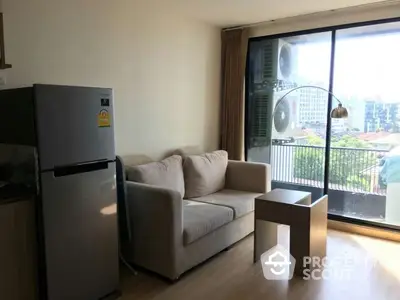 Fully Furnished 2 Bedrooms Condo at The Unique ลาดพร้าว 26 Livingroom