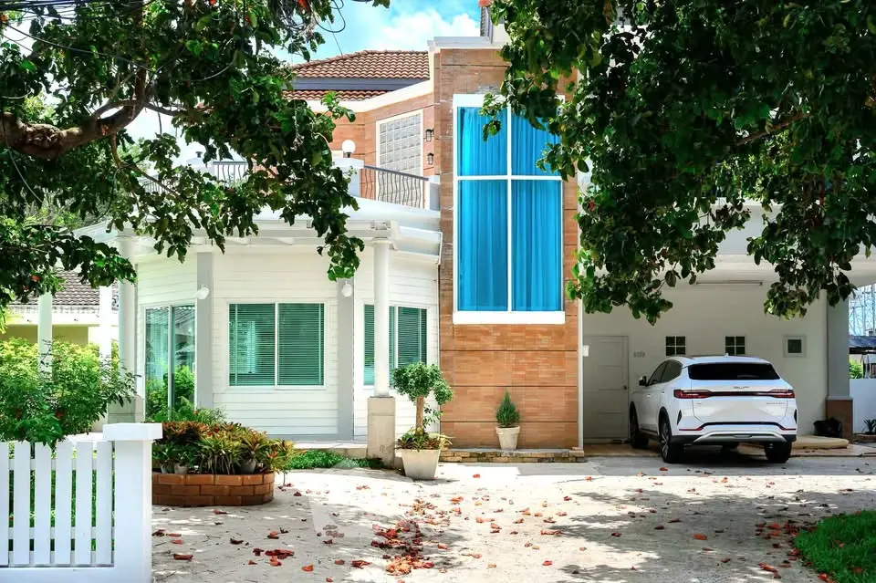 Charming modern house with lush garden and spacious driveway