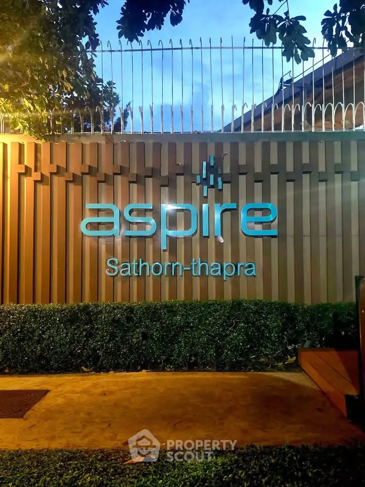 Aspire Sathorn-Thapra entrance with modern design and lush greenery