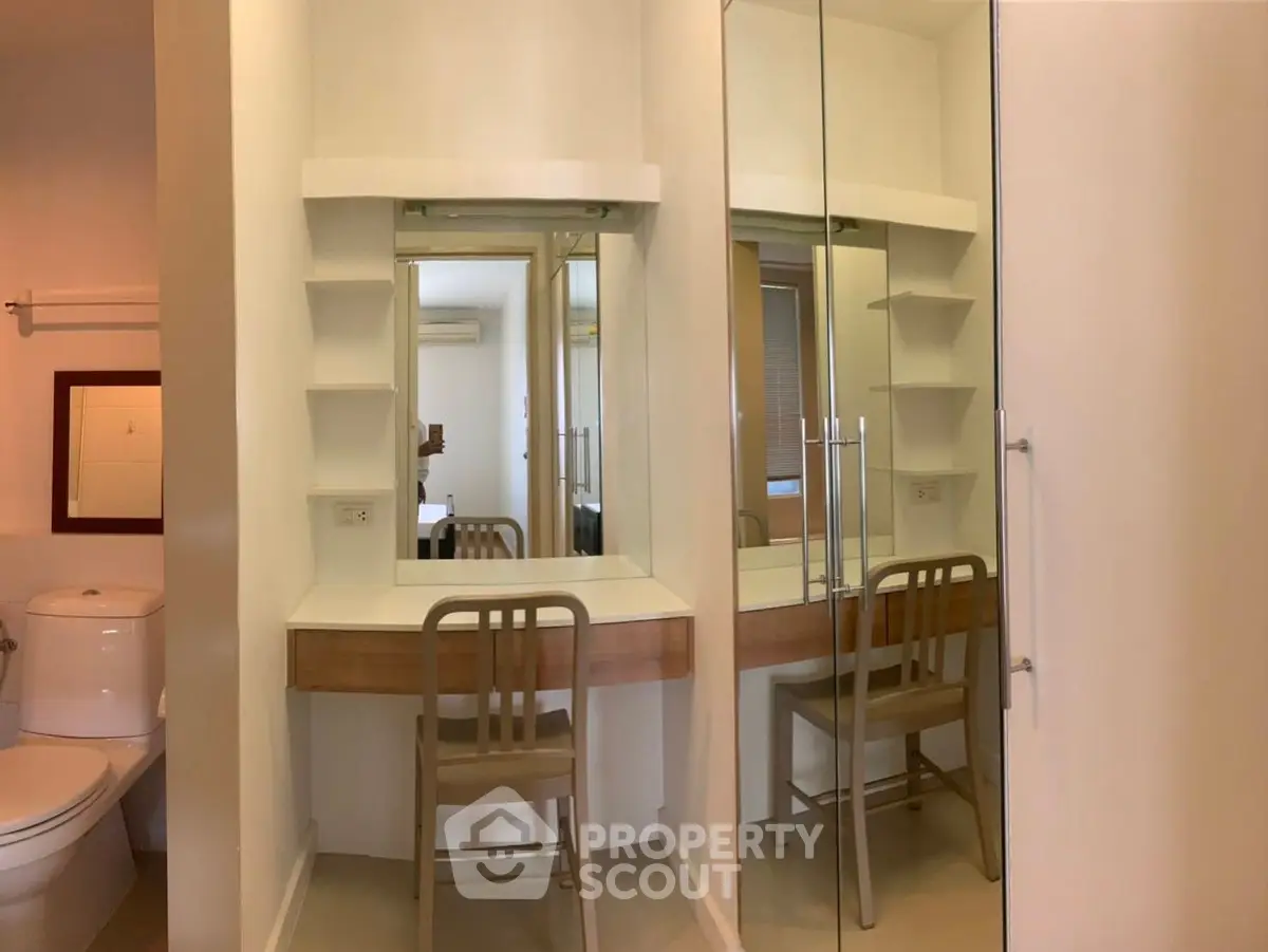 Modern bathroom with sleek vanity and mirror design