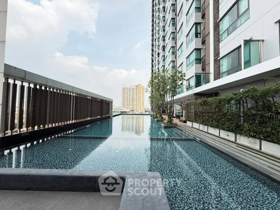 Luxurious high-rise apartment with stunning pool and city view