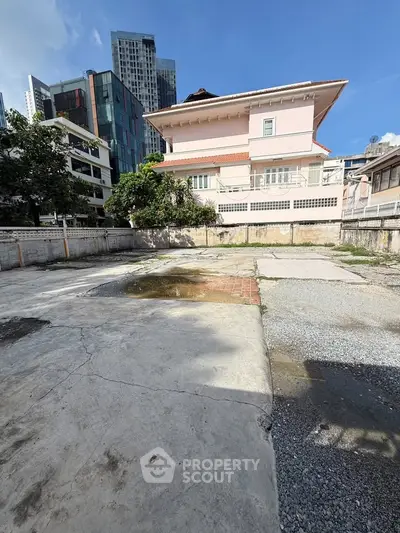 Spacious urban property with potential for development, surrounded by modern and traditional architecture.