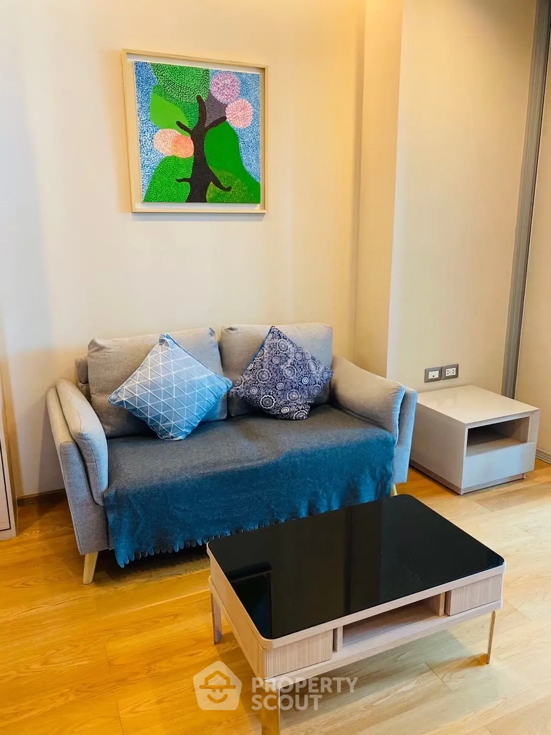 Cozy living room with modern sofa and stylish coffee table, perfect for relaxation and entertaining.
