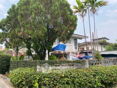 Charming suburban house with lush greenery and spacious garden