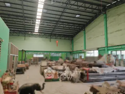 Spacious industrial warehouse with high ceilings and ample storage space.