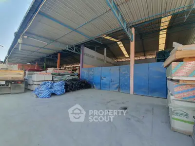 Spacious industrial warehouse with ample storage space and high ceilings, ideal for logistics and distribution.
