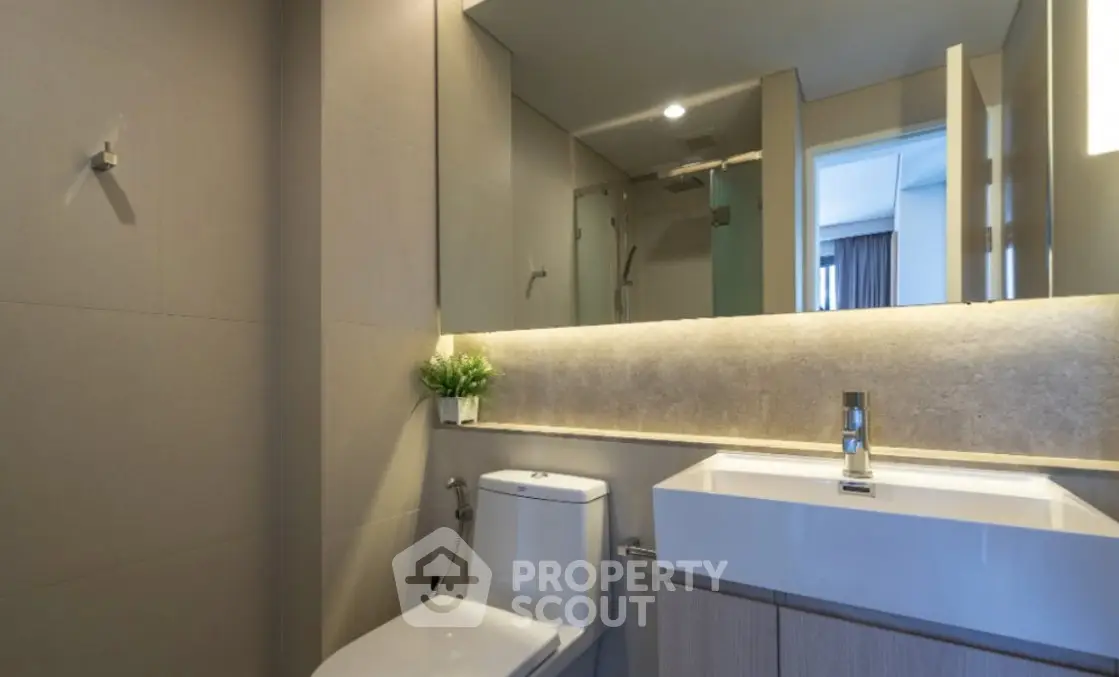 Modern bathroom with sleek fixtures and ambient lighting