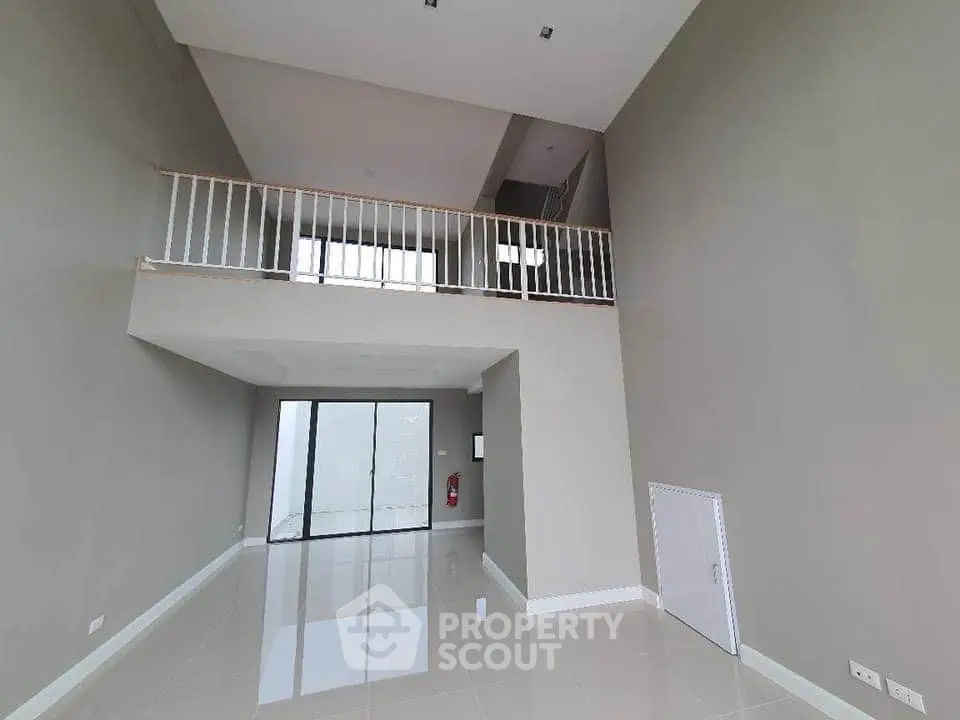 Spacious modern loft with high ceilings and mezzanine in a contemporary apartment.