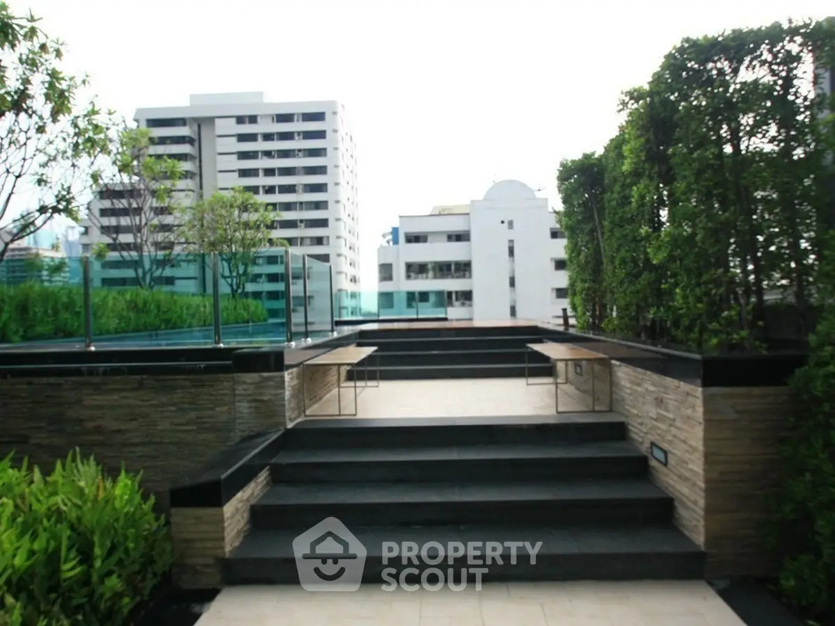 Luxurious rooftop garden with modern design and city views, perfect for relaxation and entertainment.