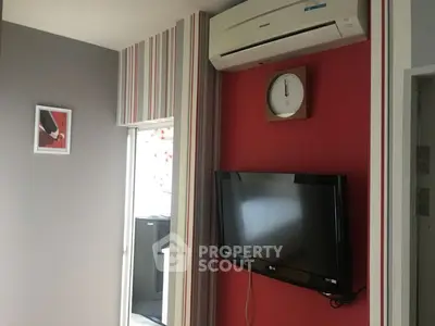 Fully Furnished 1 Bedroom Condo at Life Ratchada Suthisan Livingroom