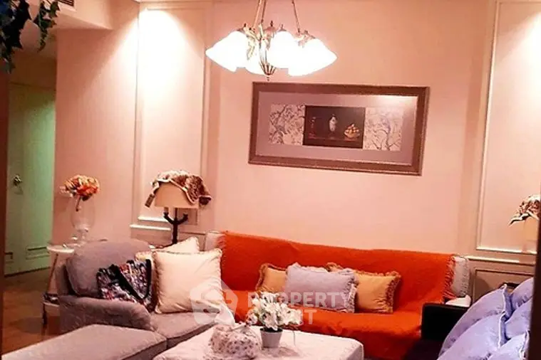 Fully Furnished 2 Bedrooms Condo at Langsuan Ville Livingroom