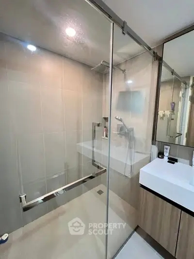 2002562-1-Photoroom.png