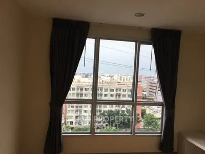 Fully Furnished 1 Bedroom Condo at Life Ratchada Suthisan Livingroom