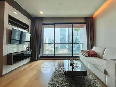 Modern living room with city view, featuring sleek furniture and floor-to-ceiling windows.