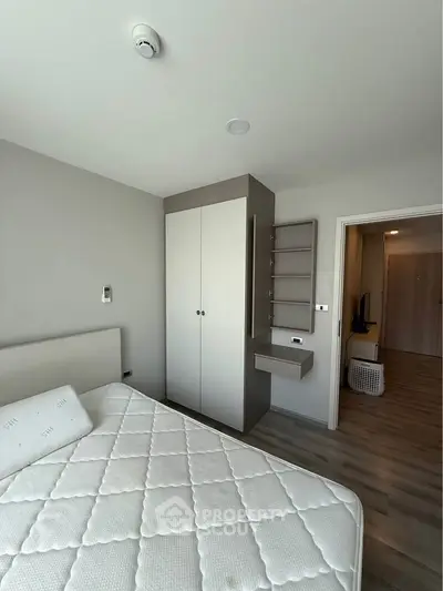 Modern bedroom with minimalist design and built-in wardrobe in a cozy apartment.