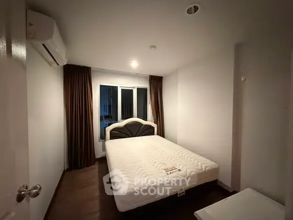 Cozy bedroom with modern design, featuring a comfortable bed and ambient lighting for a relaxing atmosphere.