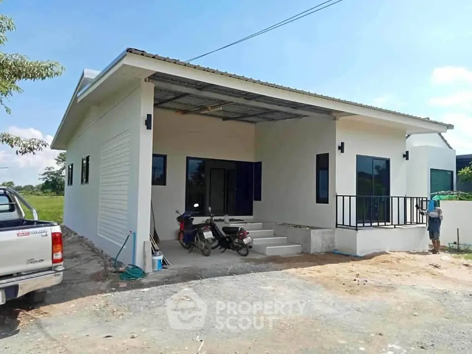 Modern single-story house with spacious driveway and sleek design