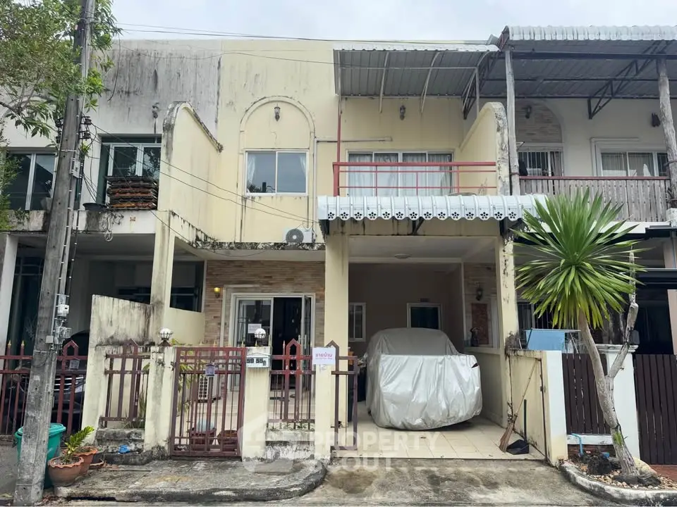 Charming townhouse with covered parking and balcony in a quiet neighborhood.
