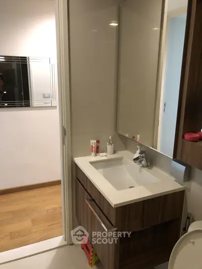  2 Bedrooms Condo at Via 31-4