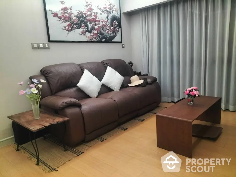 Cozy living room with leather sofa and elegant decor, perfect for relaxation and comfort.