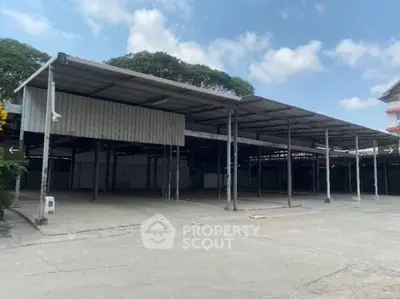 Spacious industrial warehouse with open layout and ample parking space