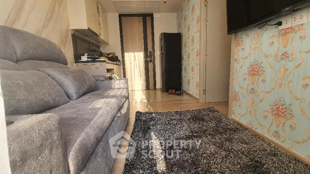  1 Bedroom Condo at Oka Haus Sukhumvit 36 Livingroom