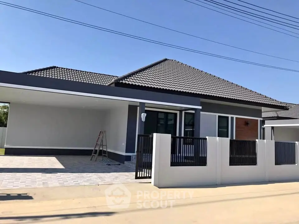 Modern single-story house with sleek design and spacious driveway