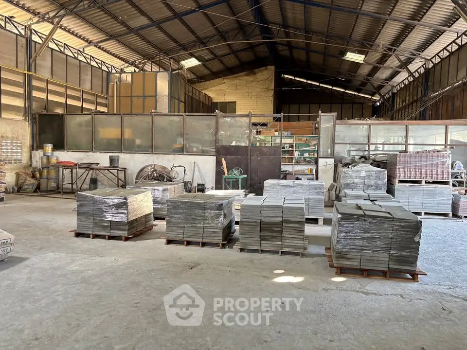 Spacious industrial warehouse with high ceilings and ample storage space, ideal for manufacturing or distribution.