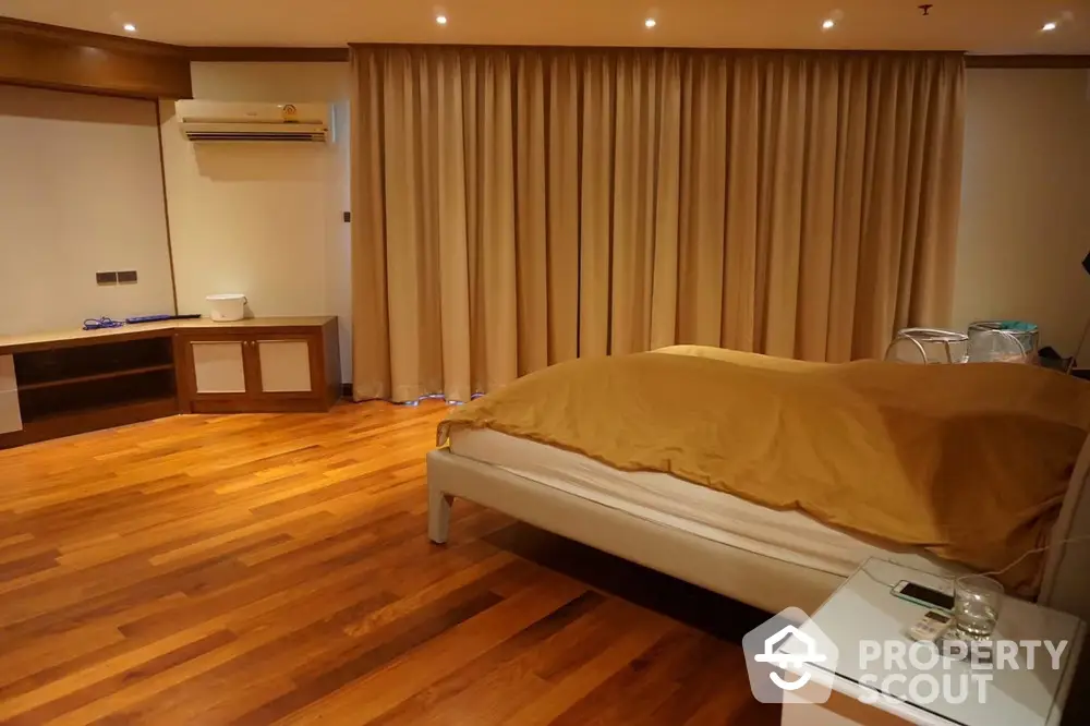  3 Bedrooms Condo at Baan Suanpetch Condominium-1