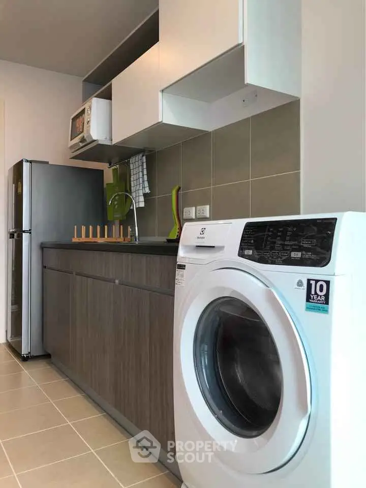 Modern kitchen with washing machine and sleek cabinetry