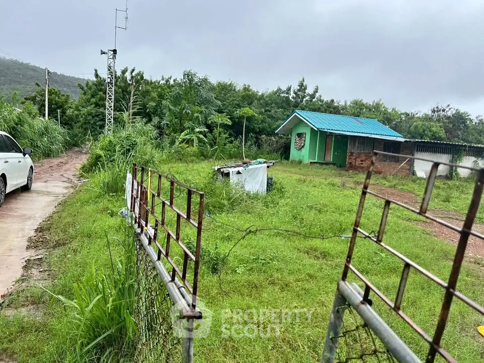 Charming rural property with green landscape and small house, ideal for nature lovers seeking tranquility.
