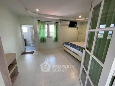 Spacious bedroom with ensuite bathroom and modern amenities