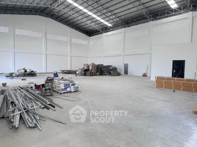 Spacious industrial warehouse with high ceilings and ample storage space, ideal for business operations.