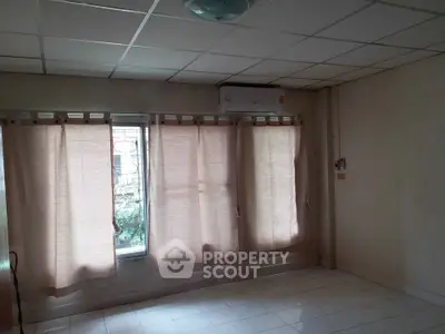 Spacious room with large windows and air conditioning, ideal for customization.