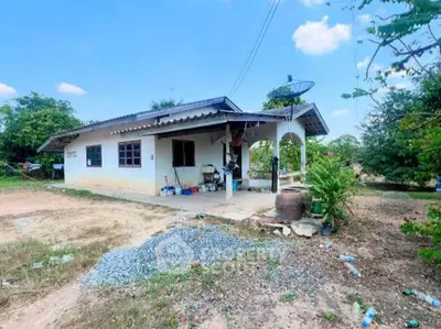 Charming rural house with spacious yard and rustic appeal, perfect for countryside living.